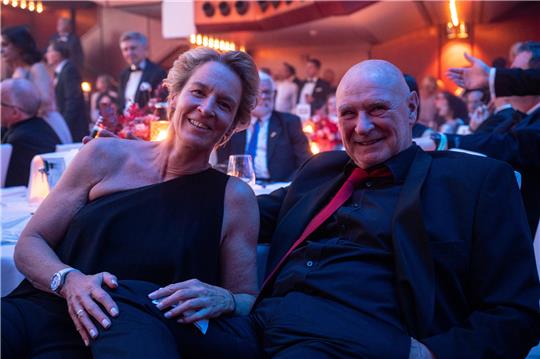 Bundestrainerin der DFB-Frauennationalmannschaft, und ihr Mann Hermann Tecklenburg sitzen nebeneinander während des 40. Deutschen Sportpresseballs unter dem Motto "40 Bälle für Frankfurt. Einzigartig in Deutschland" in der Alten Oper. Foto: Sebastian Gollnow/dpa