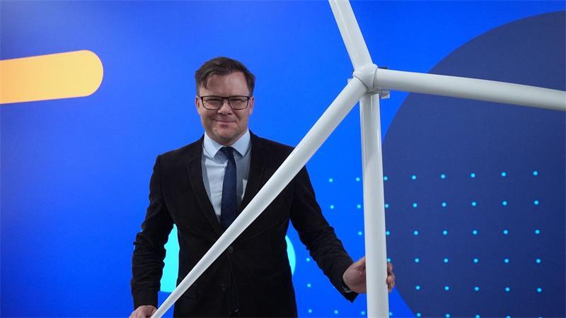 Bundesumweltminister Carsten Schneider (SPD) lobte die Inbetriebnahme des Windparks He Dreiht.