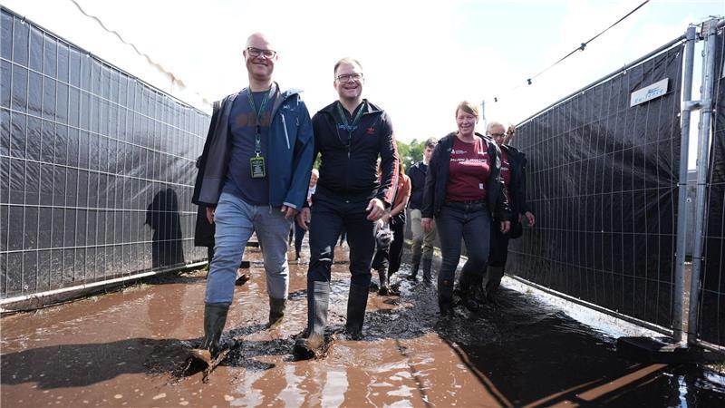 Minister machen sich auf Metal-Festival für Moorschutz stark Bundesumweltminister Carsten Schneider (SPD, rechts) und sein schleswig-holsteinischer Amtskollege Tobias Goldschmidt (Grüne) werben auf dem Wacken Open Air für den Moorschutz.