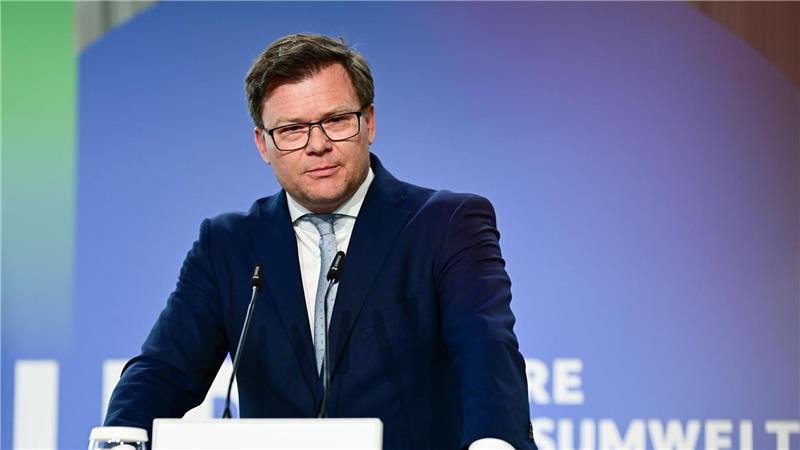 Treibt Trump die Energiewende voran? Bundesumweltminister Carsten Schneider (SPD) will sich in Bonn dafür einsetzen, dass die Staatengemeinschaft ihr Tempo beim Ausbau der erneuerbaren Energien erhöht (Archivbild).