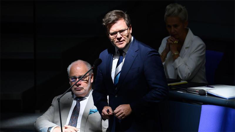 Bundesumweltminister Carsten Schneider stellte sich im Bundestag den Fragen der Abgeordneten.