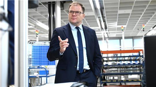 Bundesumweltminister Schneider hat die Verbraucher in Deutschland aufgefordert, beim Kauf von Smartphones auch gebrauchte Geräte in Erwägung zu ziehen.