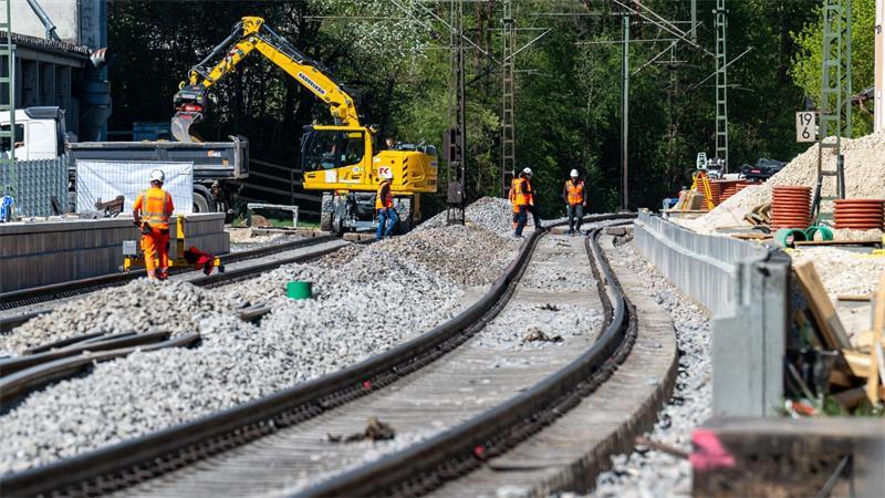 EU-Kommissar: Europas Zugsystem braucht einheitliche Tickets Bundesverkehrsminister Bilger kritisiert Probleme bei der derzeit laufenden Sanierung des deutschen Schienennetzes. (Archivbild)