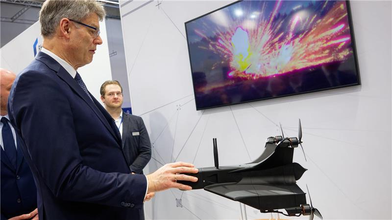 Bundesverkehrsminister Patrick Schnieder (CDU) bei der Messe Xponential am Messestand von Rheinmetall, wo eine Abfangdrohne zu sehen ist. 