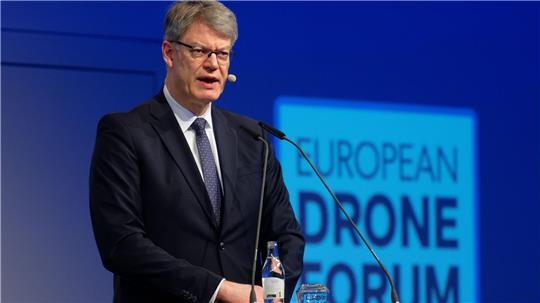 Bundesverkehrsminister Patrick Schnieder (CDU) möchte bald einen Gesetzentwurf zum Drohneneinsatz vorlegen.