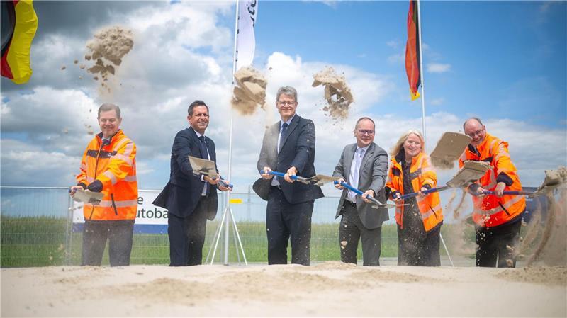Bundesverkehrsminister Patrick Schnieder (M., CDU) griff zur Schaufel.