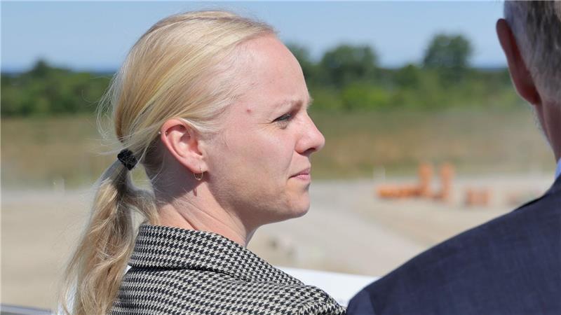 Bundesverkehrsminister Patrick Schnieder besuchte die Baustelle in Puttgarden gemeinsam mit der dänischen Verkehrsministerin Signe Munk.