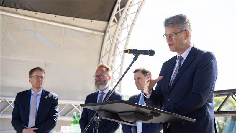 Bau der A20 geht nach langer Unterbrechung jetzt weiter Bundesverkehrsminister Schnieder betrachtet die A20 als eines der wichtigsten Verkehrsprojekte in Deutschland.