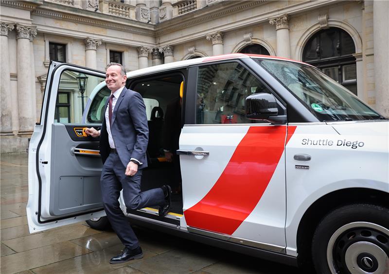 HVV-Shuttle-Service verdoppelt Abdeckung in Süderelbe-Region Bundesverkehrsminister Volker Wissing (FDP) überbrachte zu Start des Shuttle-Services Fördergelder. Archivfoto: Charisius/dpa