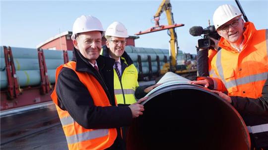 Bundesverkehrsminister Volker Wissing bei einem Pressetermin zum Bau der neuen LNG-Pipeline in Brunsbüttel in Schleswig-Holstein. An der Pipeline wurden nun Löcher gefunden - die Ermittlungen laufen.