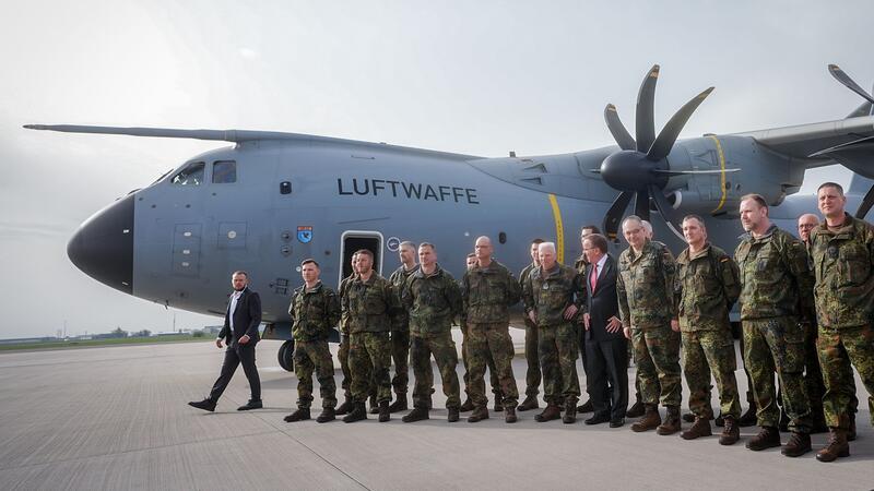 Angriff auf Nato-Staat? Für rund ein Drittel wahrscheinlich Bundesverteidigungsminister Boris Pistorius (M) verabschiedet Anfang April das Vorkommando der Brigade Litauen auf dem militärischen Teil des Flughafens Berlin-Brandenburg.