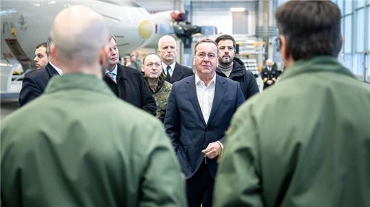 Bundesverteidigungsminister Boris Pistorius (SPD) stattet dem Marinefliegerstützpunkt Nordholz einen Besuch ab.