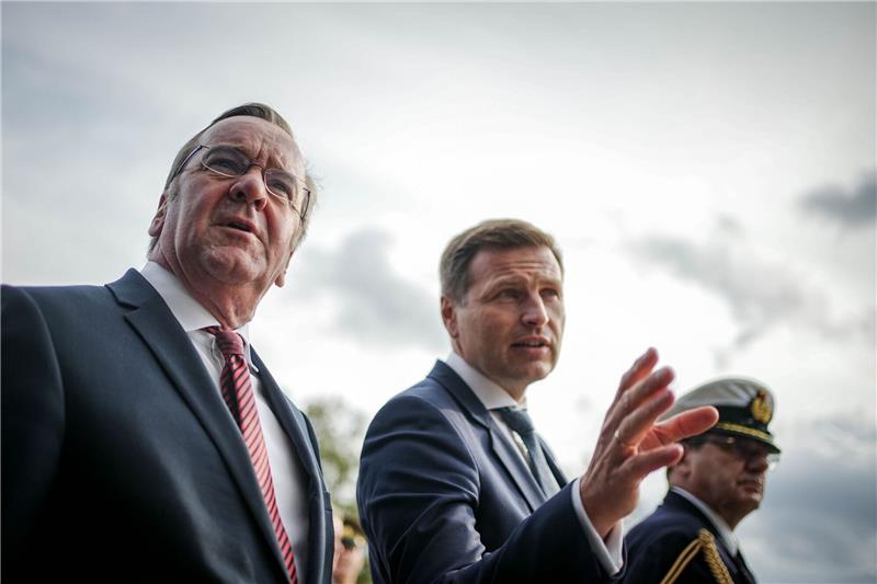 Deutschland und Estland bauen militärische Kooperation aus Bundesverteidigungsminister Boris Pistorius (l, SPD) mit seinem estnischen Amtskollegen Hanno Pevkur in Tallinn.