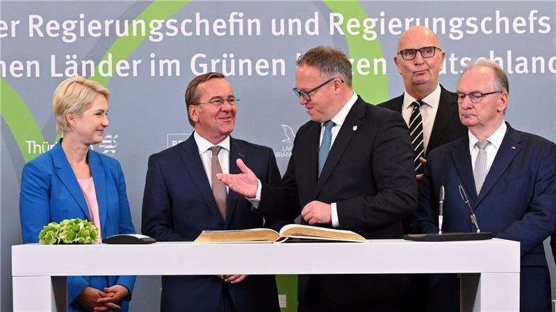 Bundesverteidigungsminister Boris Pistorius nahm auf Schloss Ettersburg an Beratungen der ostdeutschen Ministerpräsidenten teil. Es ging um die Verteidigungsfähigkeit. 