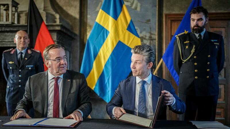 Bundesverteidigungsminister Boris Pistorius und sein schwedischer Amtskollege Pal Jonson unterzeichnen in Stockholm im Schloss Karlberg eine Absichtserklärung.