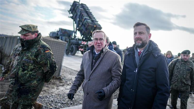 Bundesverteidigungsminister Boris Pistorius und sein polnischer Amtskollege Wladyslaw Kosiniak-Kamysz vor der Patriot-Flugabwehrstellung in Rzeszow. (Foto aktuell)