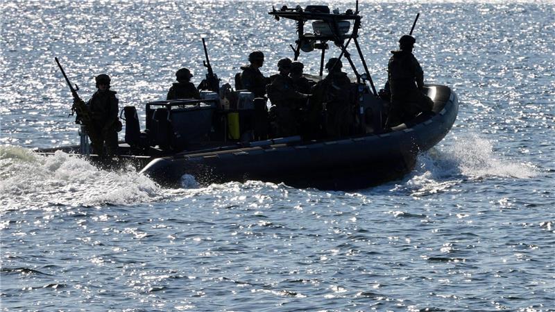 Bundeswehr übt für den Ernstfall - „Wir werden getestet“ Bundeswehr sichert Gewässer für Schiffstransport.