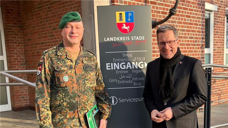 Bundeswehr und Landkreis sind Partner - nicht nur in Krisenzeiten: Oberstleutnant Arne Wriedt und Landrat Kai Seefried vor dem Kreishaus.