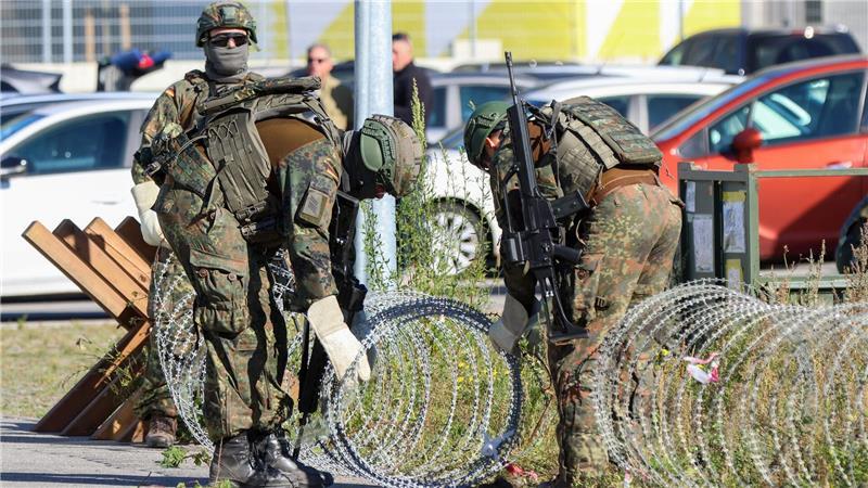 Bilder des Tages Bundeswehrsoldaten sind bei der Großübung „Red Storm Bravo“ mit dem Aufbau eines Checkpoints im Hamburger Hafen beschäftigt.