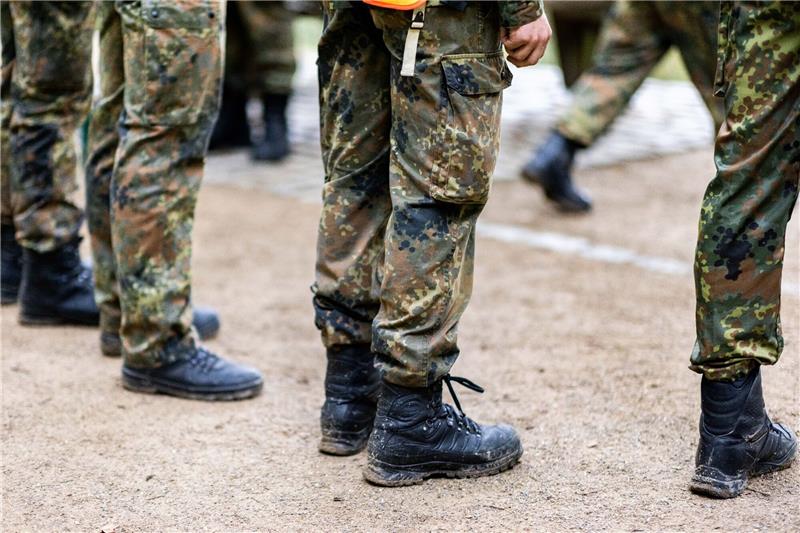 Über Berufschancen bei der Bundeswehr in Stade informieren Bundeswehrsoldaten stehen in einer Reihe.