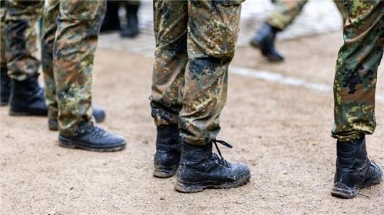 Bundeswehrsoldaten stehen in einer Reihe.