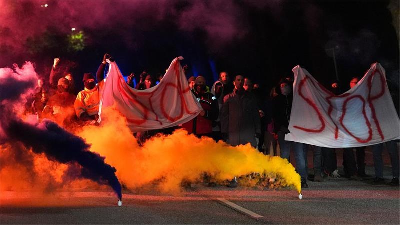 Bundeswehrsoldaten und Einsatzkräfte der Polizei trainieren ein Demonstrations-Szenario während einer Kolonnenfahrt im Rahmen der zivil-militärischen Übung „Red Storm Charlie“ in Hamburg. 