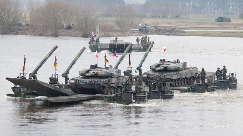 An der Weichsel in Polen: Die Nato übt für den Ernstfall Bundeswehrsoldaten (vorn) nehmen an einer gemeinsamen Militärübung mit Soldaten aus mehreren Nato-Ländern auf der Weichsel teil.