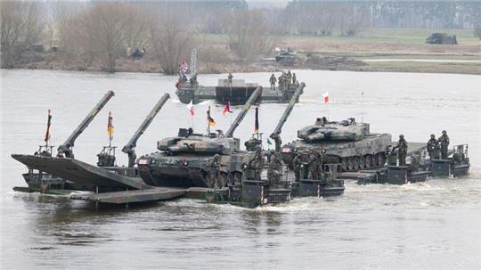 Bundeswehrsoldaten (vorn) nehmen an einer gemeinsamen Militärübung mit Soldaten aus mehreren Nato-Ländern auf der Weichsel teil.
