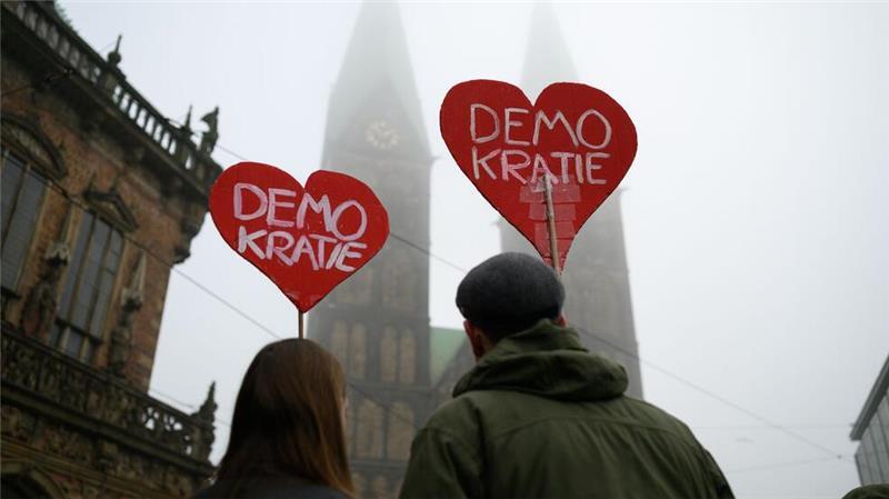 Protestforscher: Demos gegen rechts können AfD schaden Bundesweit gehen aktuell Menschen auf die Straßen, um gegen Rassismus und für mehr Weltoffenheit zu demonstrieren.