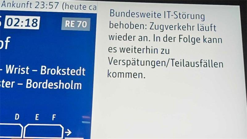 S-Bahn-Ausfall im Kreis Stade – Bahnchaos deutschlandweit "Bundesweite IT-Störung behoben" steht auf der Anzeige. Der Verkehr der Deutschen Bahn war wegen einer Funkstörung bundesweit eingestellt.