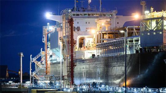 Bundesweites Thema: Das Spezialschiff und schwimmende LNG-Terminal Energos Force legt im Industriehafen Stade-Bützfleth an.