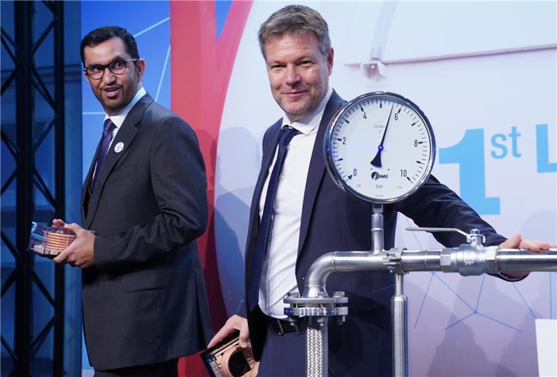 Hier rollt der erste Wasserstoff aus der Wüste durch Harburg Bundeswirtschaftminister Robert Habeck (rechts; Grüne) mit Sultan Al Jaber bei Aurubis. Foto: Marcus Brandt/dpa