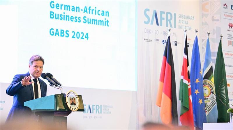 Bundeswirtschaftsminister Habeck wirbt für sichere Investitionsbedingungen in Afrika.