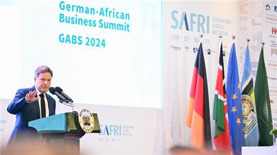 Bundeswirtschaftsminister Habeck wirbt für sichere Investitionsbedingungen in Afrika.