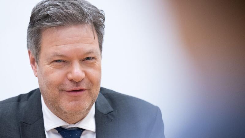 Habeck will Chance zum Austausch mit Landwirten nutzen Bundeswirtschaftsminister Robert Habeck (Bündnis 90/Die Grünen) trifft in der Staatskanzlei in Mainz ein.