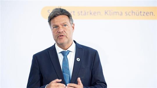 Bundeswirtschaftsminister Robert Habeck (Grüne) spricht im September 2023 während der 13. Nationalen Maritimen Konferenz in Bremen.