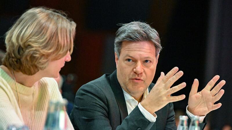 Wirtschaftsminister: Energiewende liegt im Plan Bundeswirtschaftsminister Robert Habeck (Grüne) unterhält sich mit Kerstin Andreae, Hauptgeschäftsführerin des Bundesverbandes der Energie- und Wasserwirtschaft e. V. (BDEW).