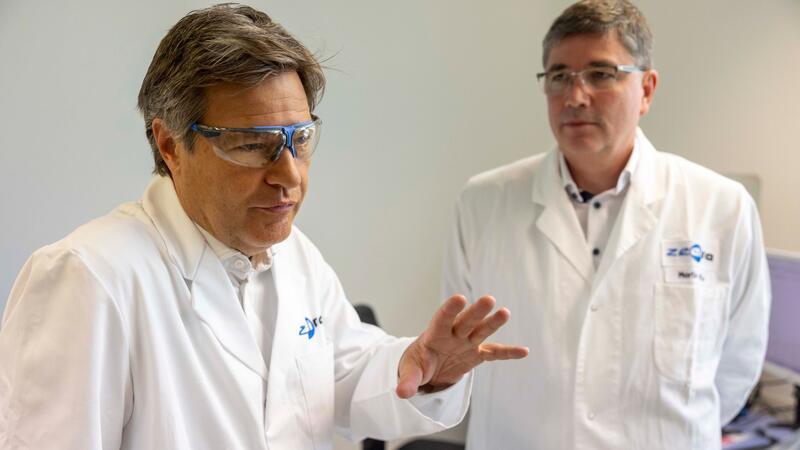 Habeck will Pharma-Standort Deutschland stärken Bundeswirtschaftsminister Robert Habeck besichtigt in Darmstadt das Biotechnologie-Unternehmen Zedira, rechts dessen Gründer Martin Hils.
