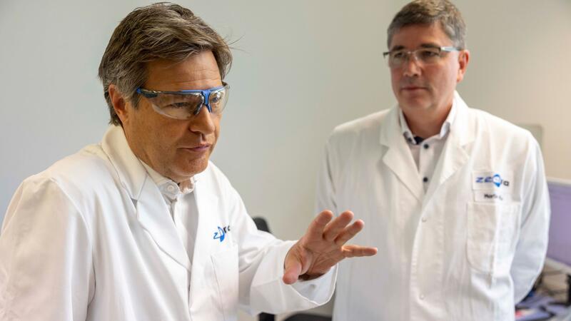 Bundeswirtschaftsminister Robert Habeck besichtigt in Darmstadt das Biotechnologie-Unternehmen Zedira, rechts dessen Gründer Martin Hils.