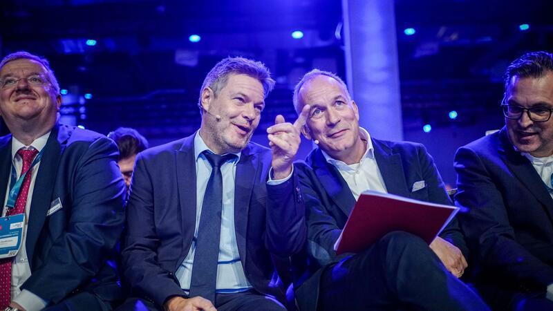 „Bürokratie-Frust“ im Maschinenbau Bundeswirtschaftsminister Robert Habeck (l, Bündnis 90/Die Grünen) und Karl Haeusgen, VDMA-Präsident, beim Deutschen Maschinenbaugipfel in Berlin.