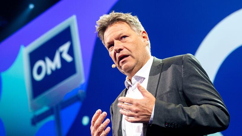 Bundeswirtschaftsminister Robert Habeck spricht während der Digitalmesse OMR.