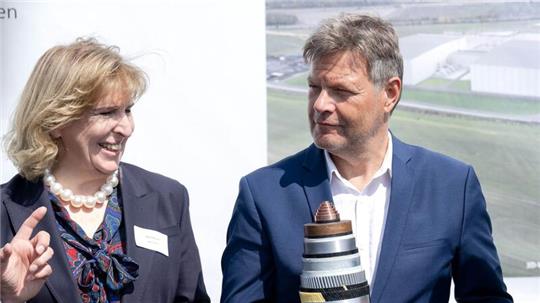 Bundeswirtschaftsminister Robert Habeck und Julia Prescot, die Vorsitzende der Projektgesellschaft Neuconnect, in Wilhelmshaven.