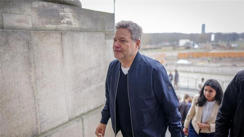 Gut jeder zehnte Abgeordnete hat Migrationshintergrund Bundeswirtschaftsminister Robert Habeck und Misbah Khan, Grünen-Abgeordnete aus Rheinland-Pfalz, gehen zur Sitzung ihrer Fraktion.