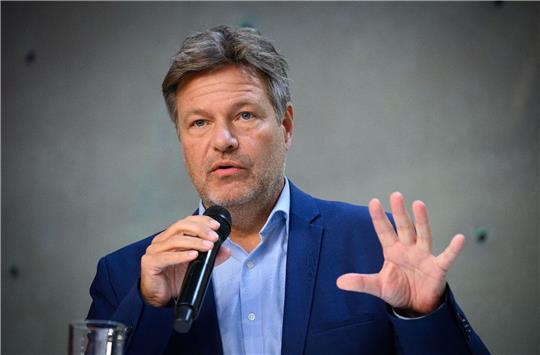 Bundeswirtschaftsminister Robert Habeck will die Wirtschaft in Ostdeutschland fördern.