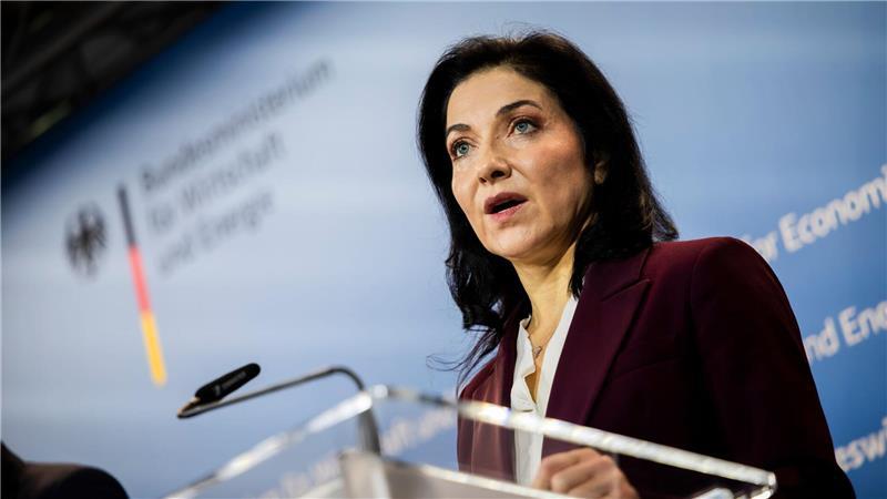 Milliardenauftrag für Meyer Werft: Wie es jetzt weitergeht Bundeswirtschaftsministerin Katherina Reiche (CDU) verkündet den Milliardendeal für die Meyer Werft.