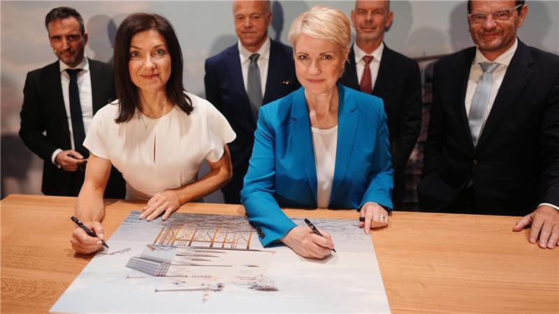 Bundeswirtschaftsministerin Reiche (CDU. l) und MV-Ministerpräsidentin Schwesig (SPD) waren bei der Bekanntgabe der Aufträge dabei. 