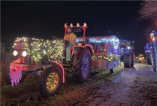 Bunt beleuchtete Trecker machten sich am Sonnabend bei Dämmerung auf den Weg über die Stader Geest.