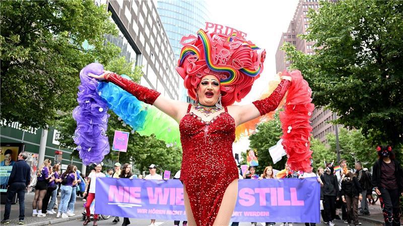 Bunt, bunter, CSD: Beim Christopher Street Day werden viele farbenfrohe Kostüme präsentiert.