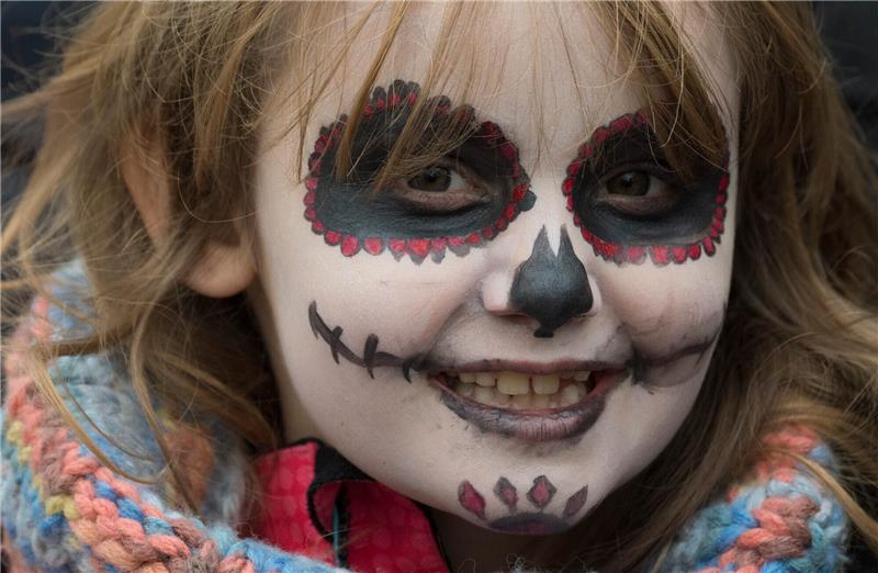 Bunt geschminkt feiern Kinder Fasching. Foto: Boris Roessler/dpa