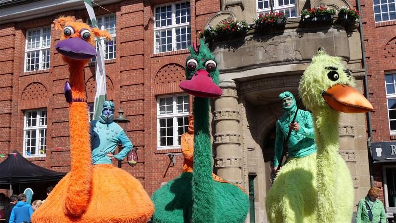 Gute Laune und viele Besucher beim Fest der Vielfalt in Buxtehude Bunt ging es zu beim Aktionstag „Vielfalt feiern“. Das Stelzentheater De Vil aus Kiel sorgte für Staunen und manchen Lacher bei den Besuchern der gut gefüllten Fußgängerzone.